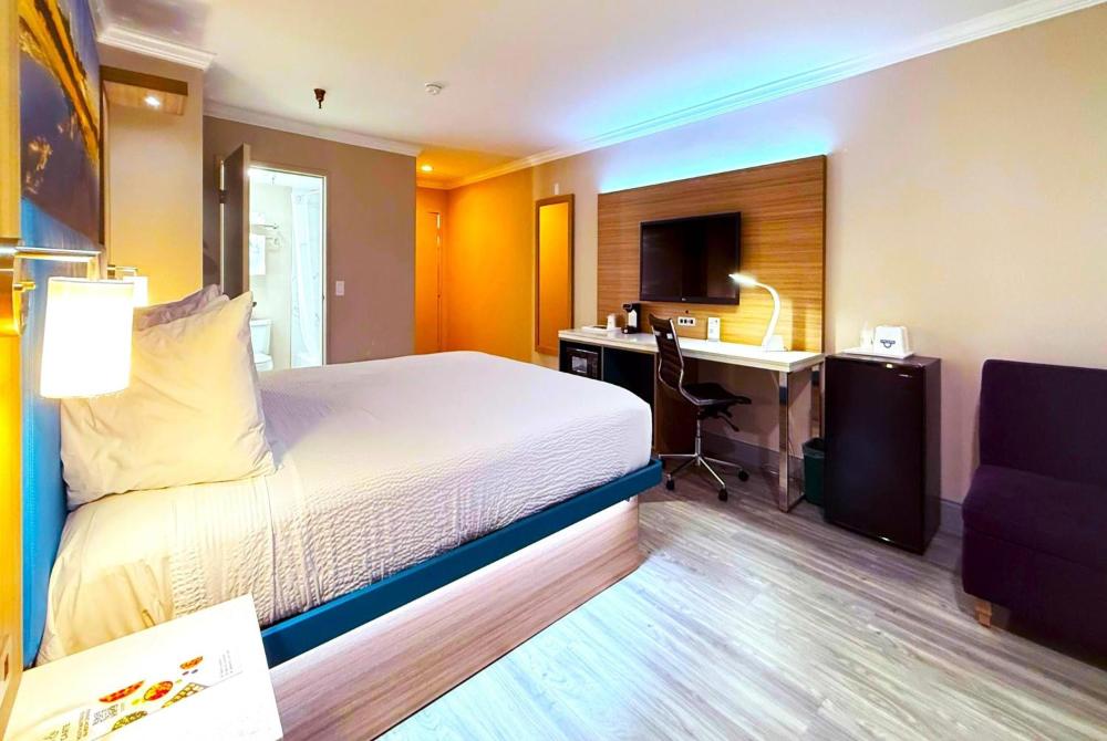 King Room with Mobility/Hearing Impaired Access - Non-Smoking interior